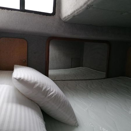 Sejour Insolite Sur Un Yacht. Bateau Hotel A Quai. لا روشيل المظهر الخارجي الصورة
