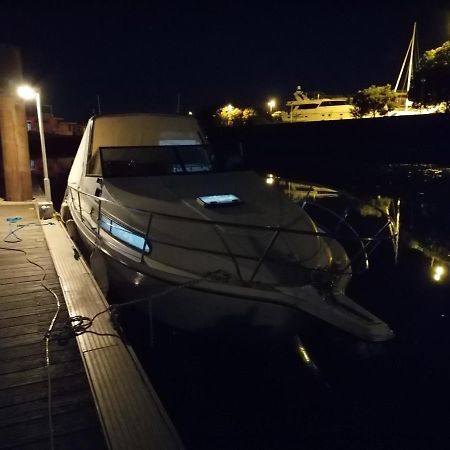 Sejour Insolite Sur Un Yacht. Bateau Hotel A Quai. لا روشيل المظهر الخارجي الصورة